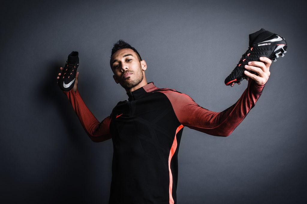 Aubameyang avec les nouvelles chaussures Chaussures Nike Hypervenom 3 Strike Night Phatal FG