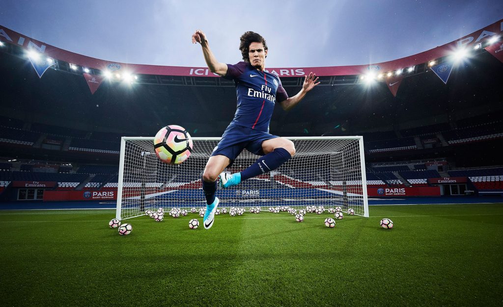 Le joueur Parisien Edison Cavani qui porte le nouveau maillot officiel du Paris Saint-Germain pour la saison 2017-2018