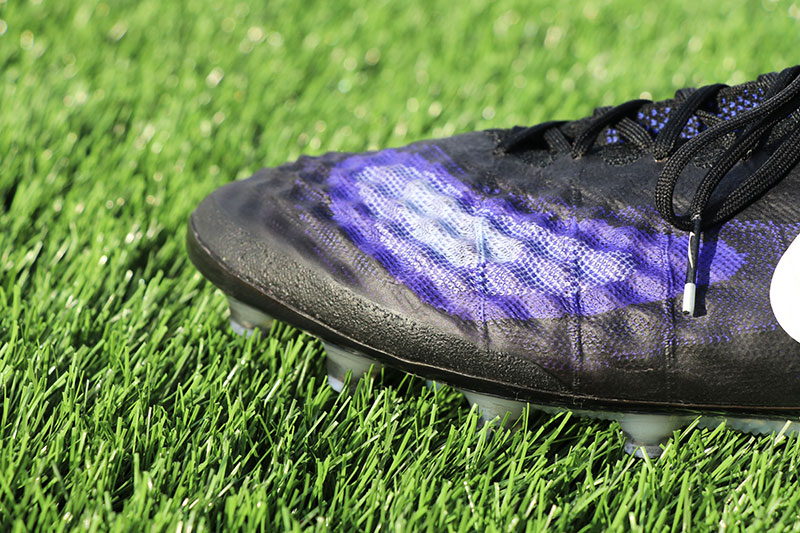 détails de la matière texturée sur les chaussures de football Nike Magista Obra 2