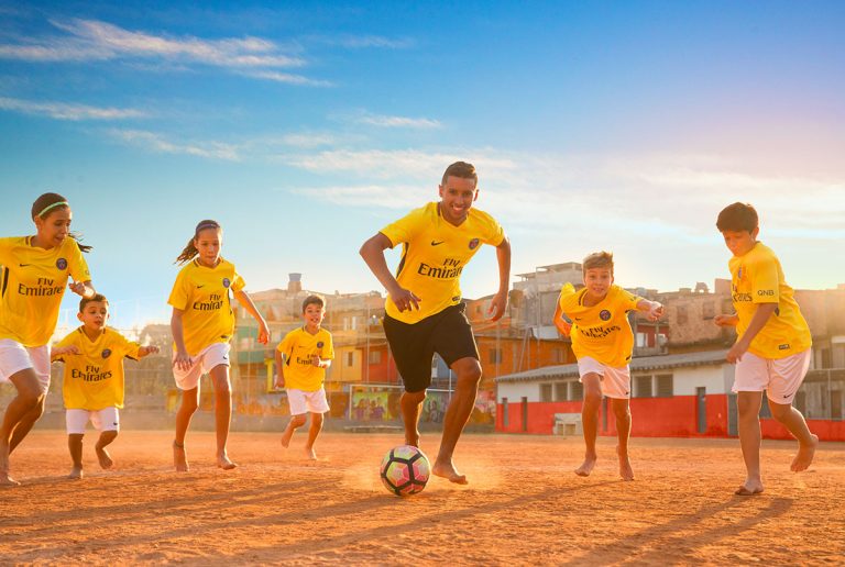 Le nouveau maillot jaune du PSG en mode Joga Bonito