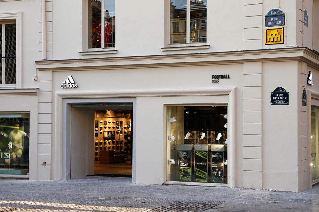 Façade d’une boutique adidas à Paris