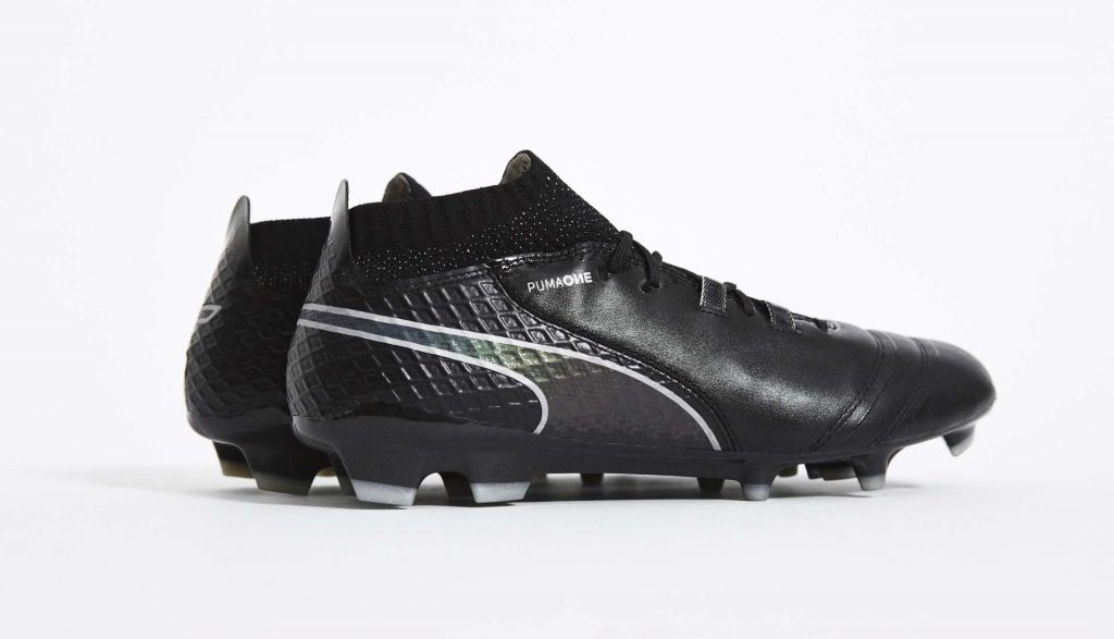 chaussure football puma one black iridescent