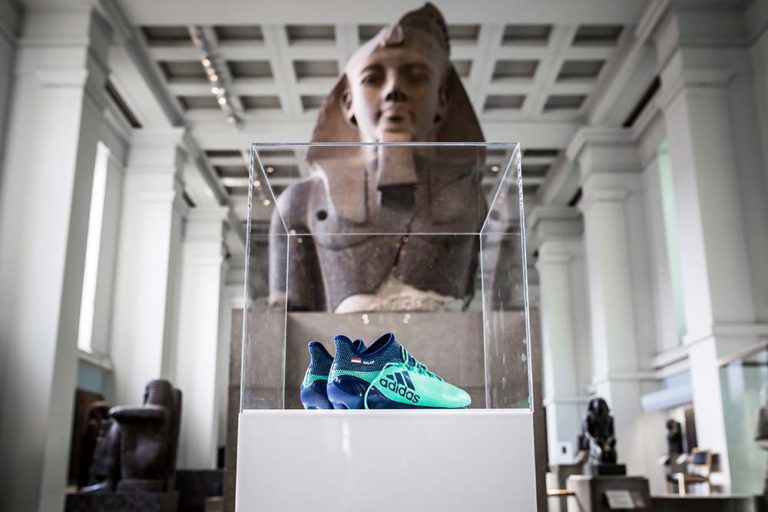 Les crampons de Mohamed Salah exposés au British Museum.