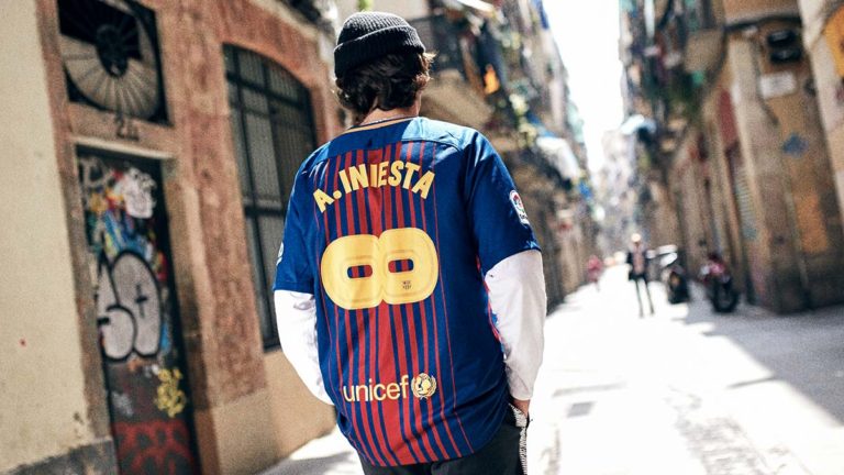 Le Barça et Nike dévoilent un maillot en hommage à Andrés Iniesta