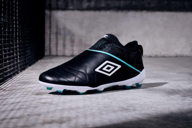 Umbro dévoile sa première chaussure de football sans lacets