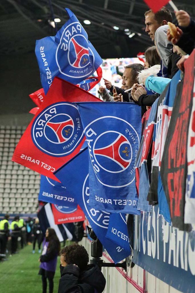 Drapeau et écharpes du Paris Saint-Germain dans les tribunes d’un stade