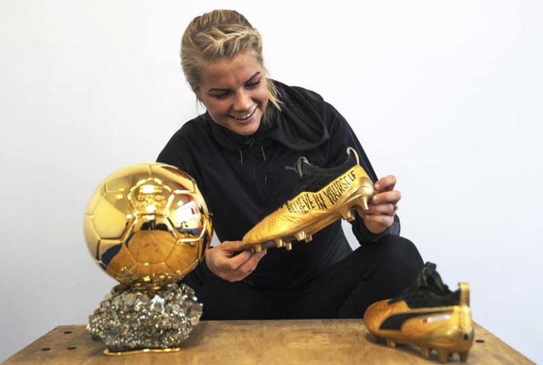 La joueuse Ada Hegerberg reçoit une paire de Puma One “Ballon d’Or”