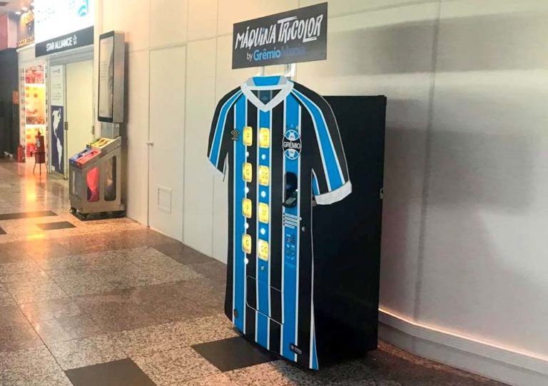 Le club du Grêmio met en place un distributeur automatique de maillot à l’aéroport