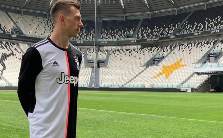 Juventus le nouveau maillot 2020 sans rayures fait polémique