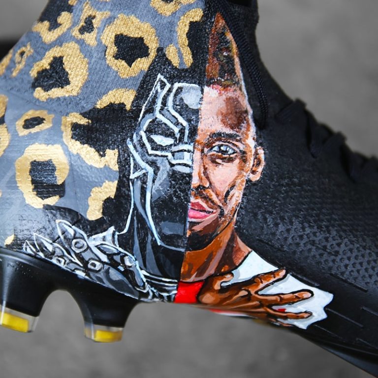Les chaussures de foot customisées « Gabon Panther » d’Aubameyang