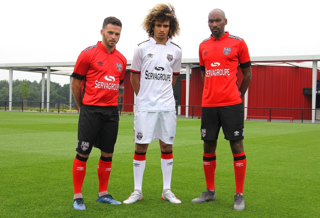 Joueurs d’En Avant Guingamp dans les maillots domicile rouge et extérieur blanc 2019-2020