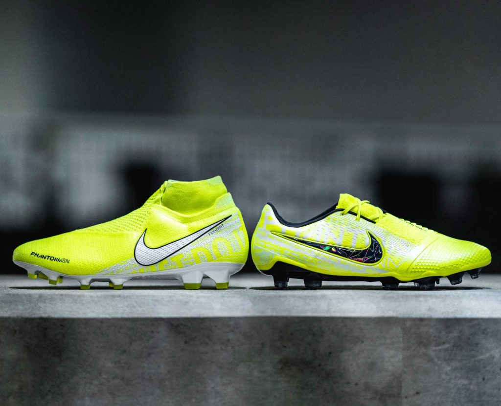 Paire de chaussures de football Nike jaune fluo du pack New Lights, vue de profil