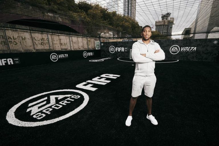FIFA 20 : Anthony Joshua conçoit un terrain de foot à cinq pour célébrer le nouveau mode street football Volta