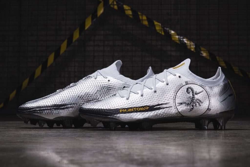 Chaussure de football Nike Phantom GT blanche à motif de scorpion, sur fond sombre