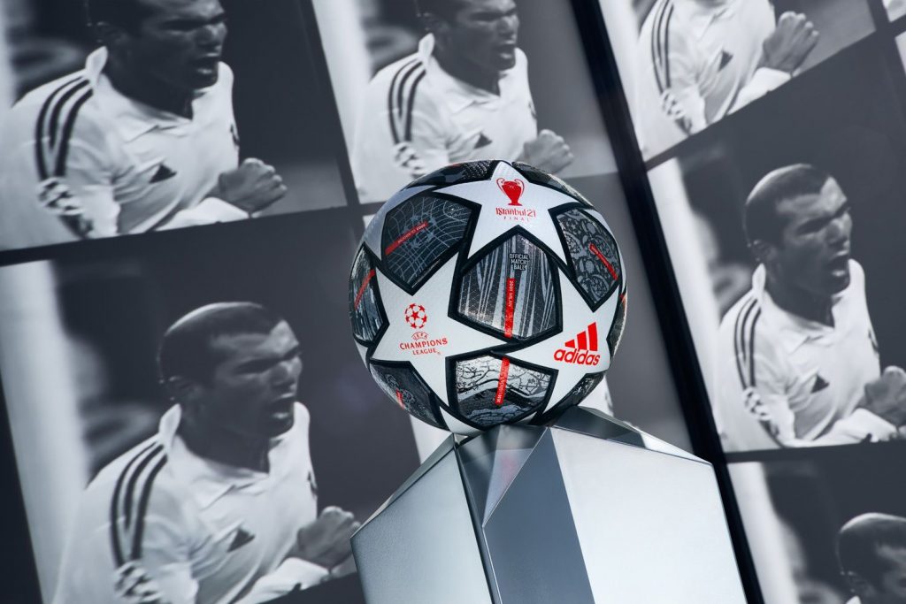 Ballon adidas de la phase finale de la Ligue des champions 2021, entouré de photos en noir et blanc