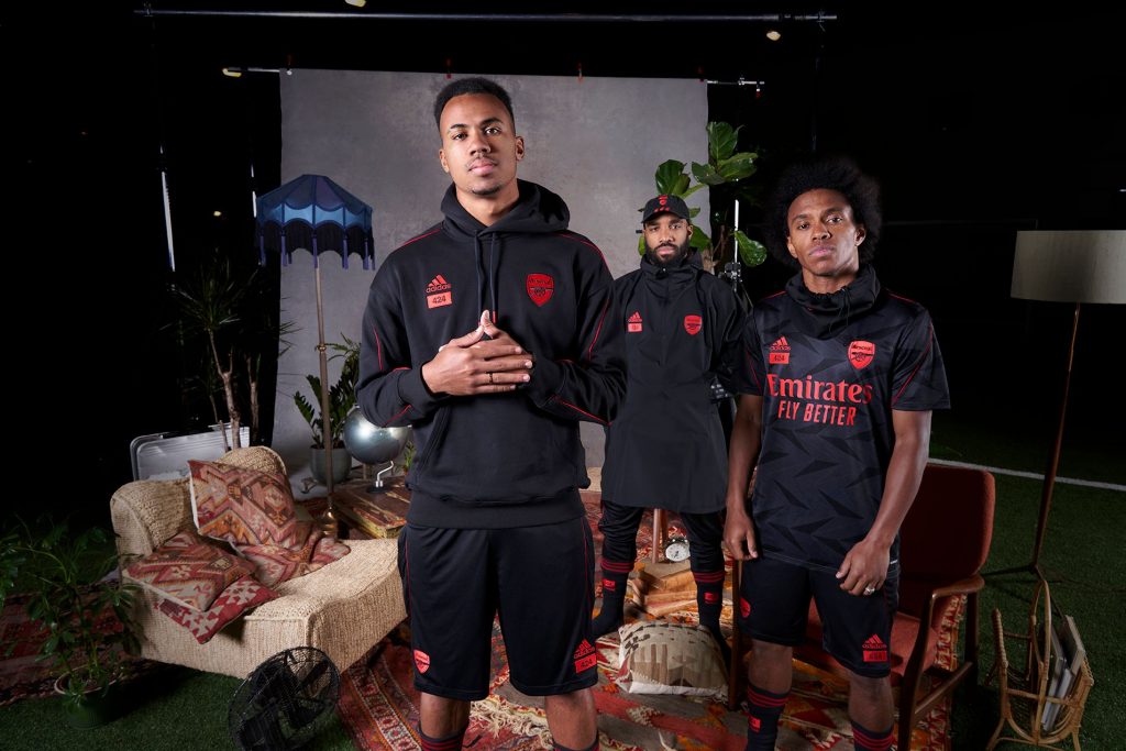 Personnes en tenues noires de la collection adidas x Arsenal x 424