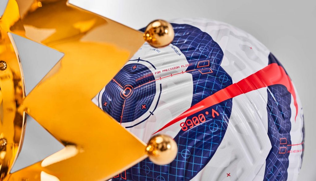 Ballon Nike de la Premier League, gros plan sur ses motifs bleus, blancs et jaunes
