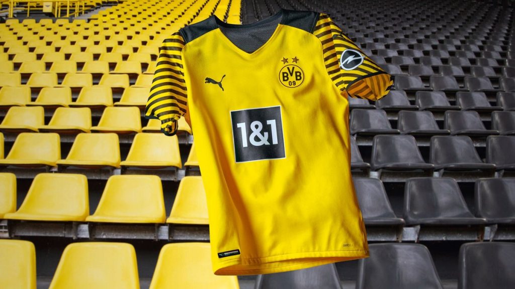 Maillot domicile jaune 2021-2022 du Borussia Dortmund posé sur les sièges d’un stade