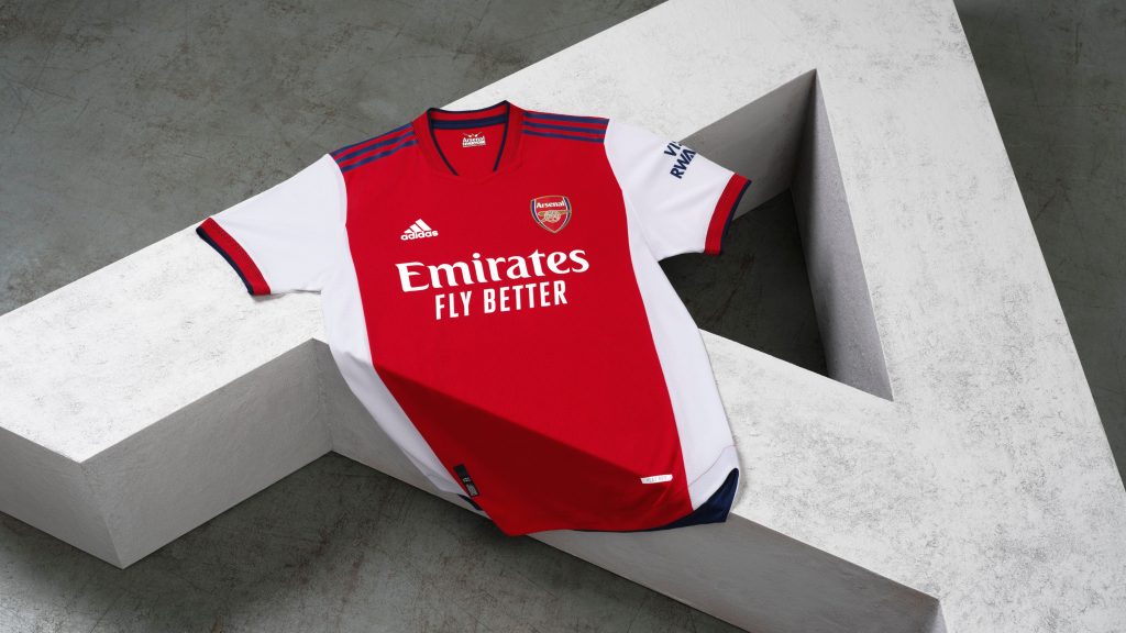 Maillot domicile rouge et blanc 2021-2022 d’Arsenal posé sur un bloc de béton