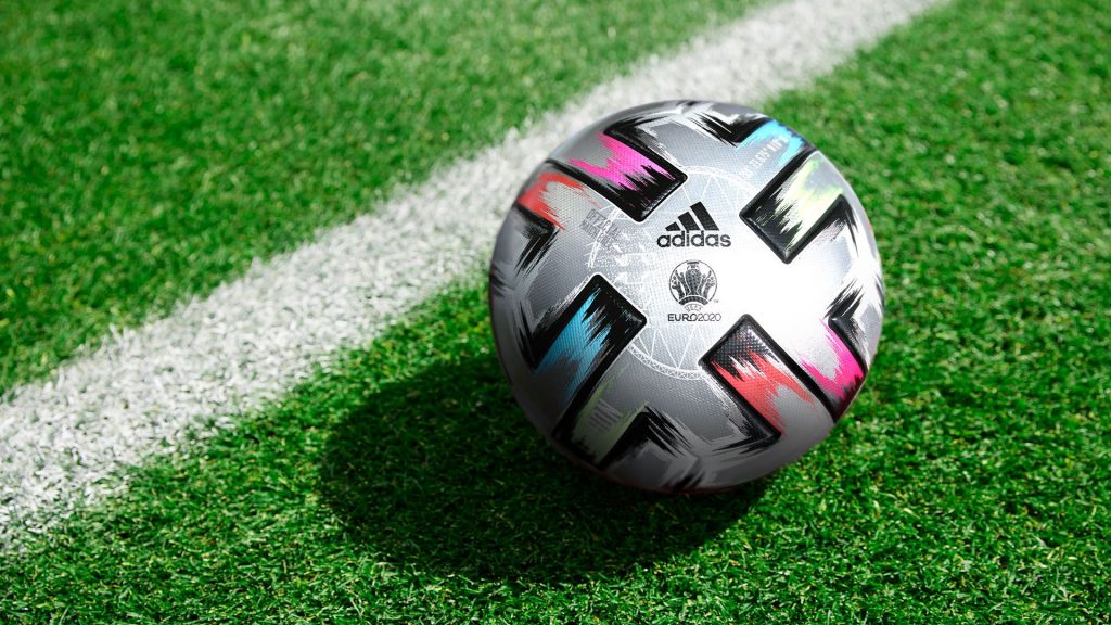 Ballon adidas des phases finales de l’Euro 2020 posé sur une pelouse