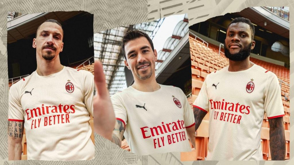 Joueurs de l’AC Milan dans le maillot extérieur crème 2021-2022 de Puma