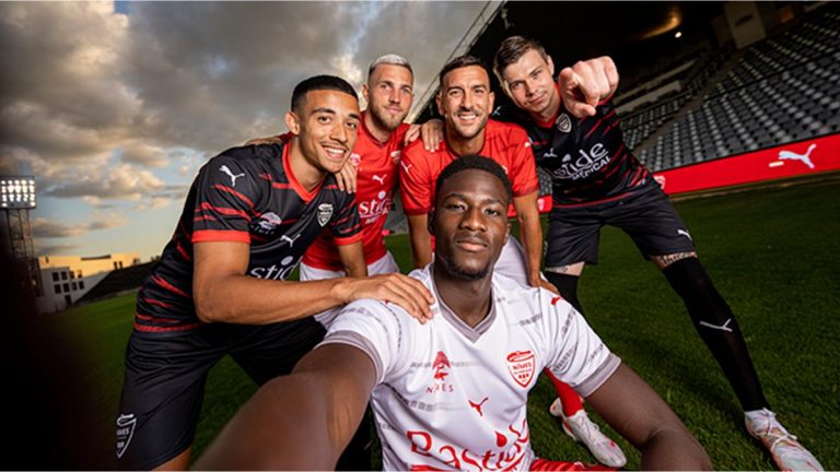 les nouveaux maillots du Nîmes Olympique pour la saison 2021-2022