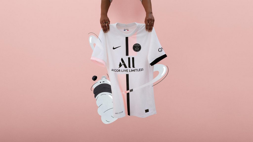 Maillot extérieur blanc 2021-2022 du PSG suspendu sur fond rose
