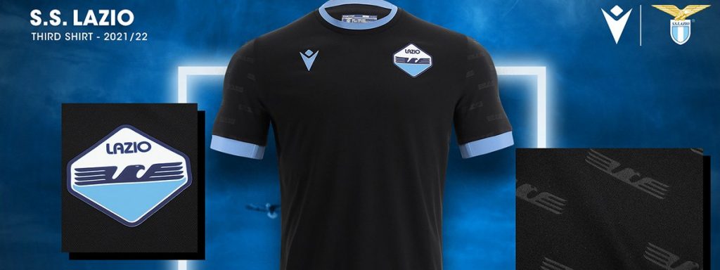 Maillot noir de la Lazio Rome signé Macron, présenté sur un visuel bleu