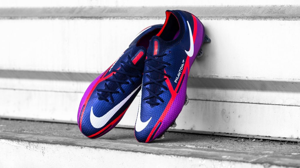 Chaussure de football Nike Phantom GT bleu marine et violette