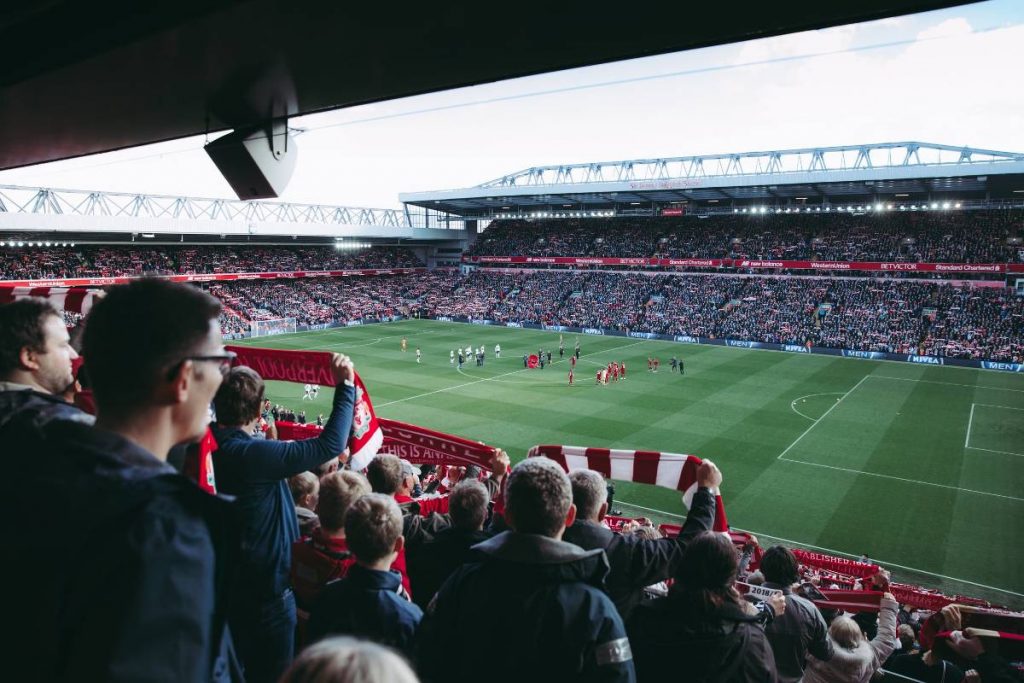 Supporters dans les tribunes d’un stade de football avant un match