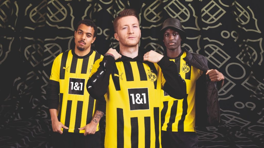 Joueurs du Borussia Dortmund dans le maillot domicile jaune et noir 2022-2023