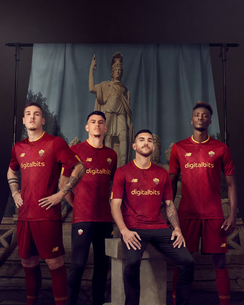 Joueurs de l’AS Rome dans le maillot domicile rouge bordeaux 2022-2023 de New Balance