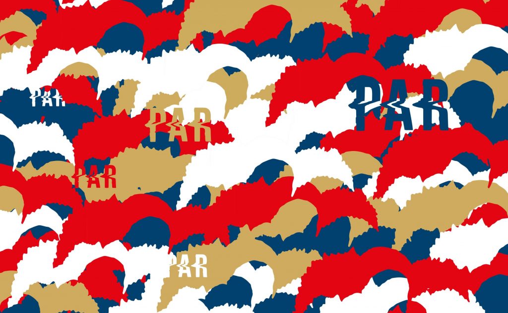 Motif camouflage rouge, bleu marine, blanc et or de la collection Paris Saint-Germain x Clown Skateboards