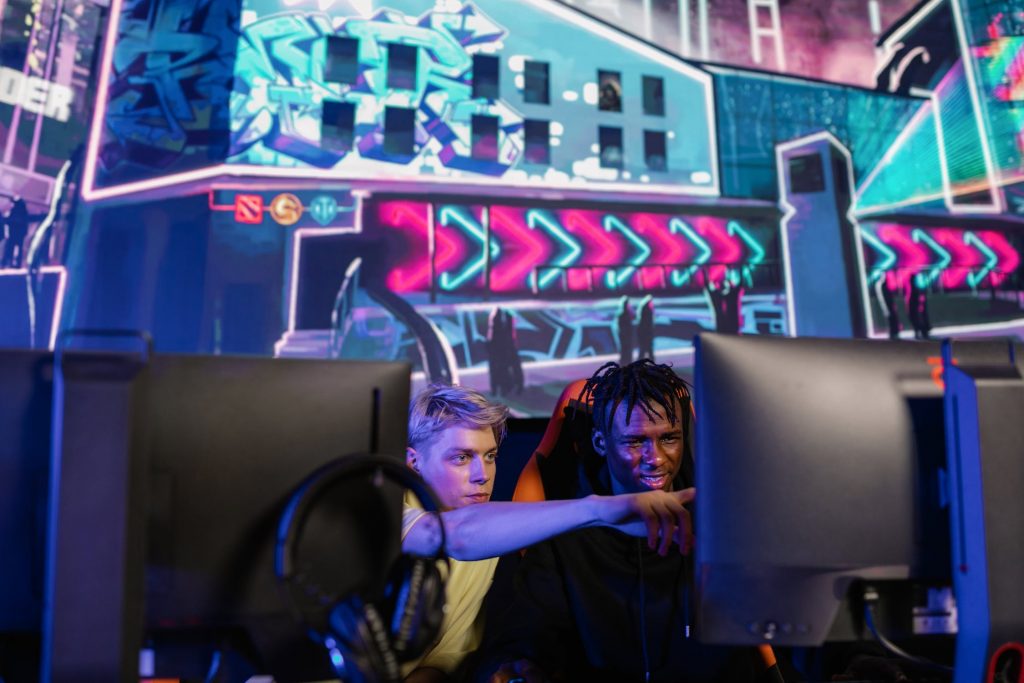 Joueur d’e-sport avec casque devant des écrans, dans une salle éclairée de néons