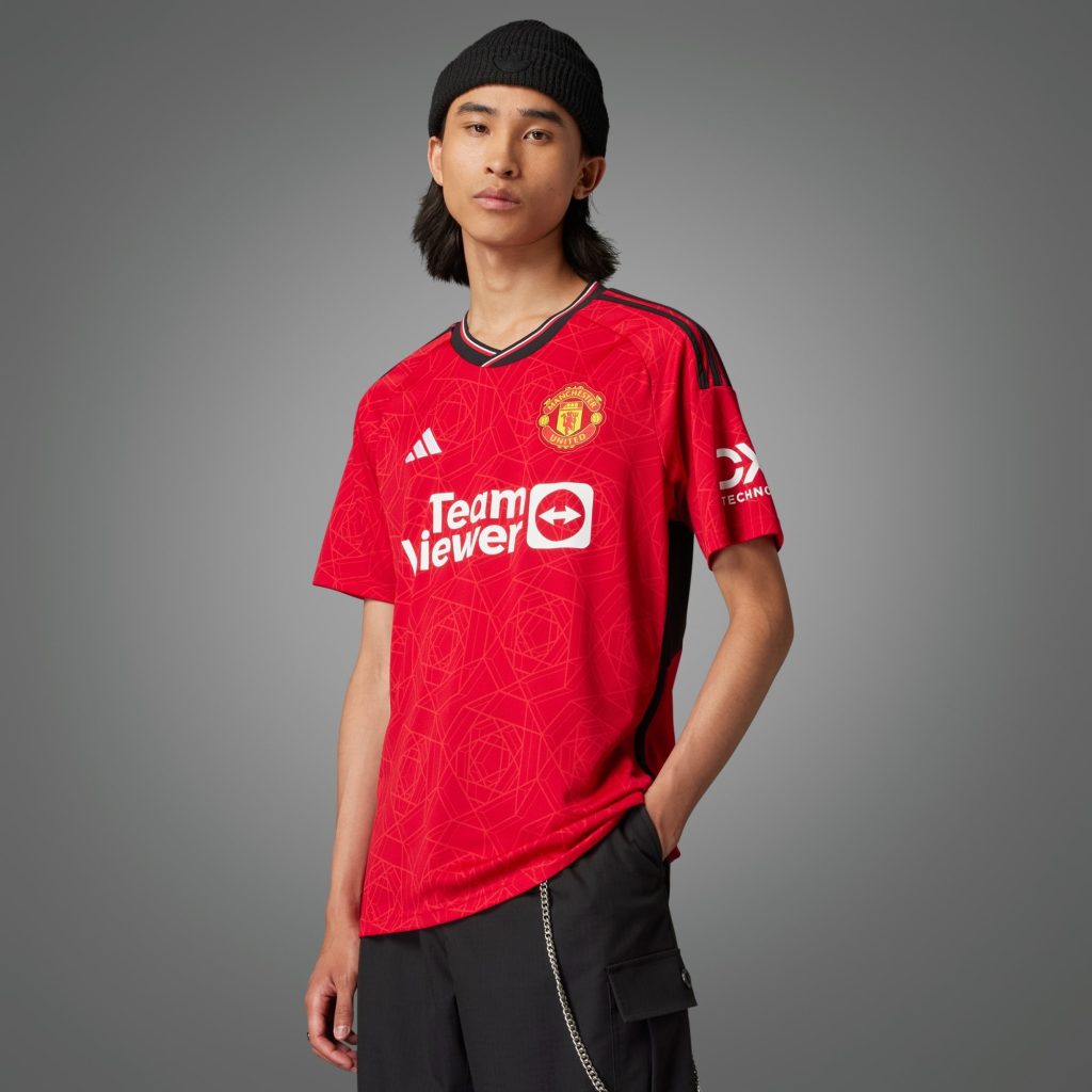 Joueur portant le maillot domicile rouge 2023-2024 de Manchester United, sponsor TeamViewer