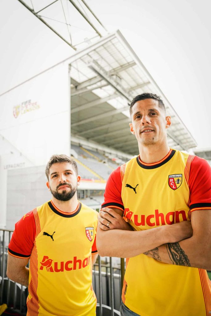 Joueurs du RC Lens dans le maillot domicile sang et or 2023-2024, sponsor Auchan