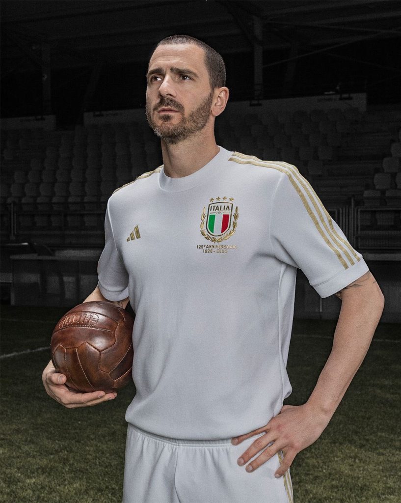 Joueur portant le maillot blanc de l’Italie, édition spéciale des 125 ans de la FIGC, un ballon à la main