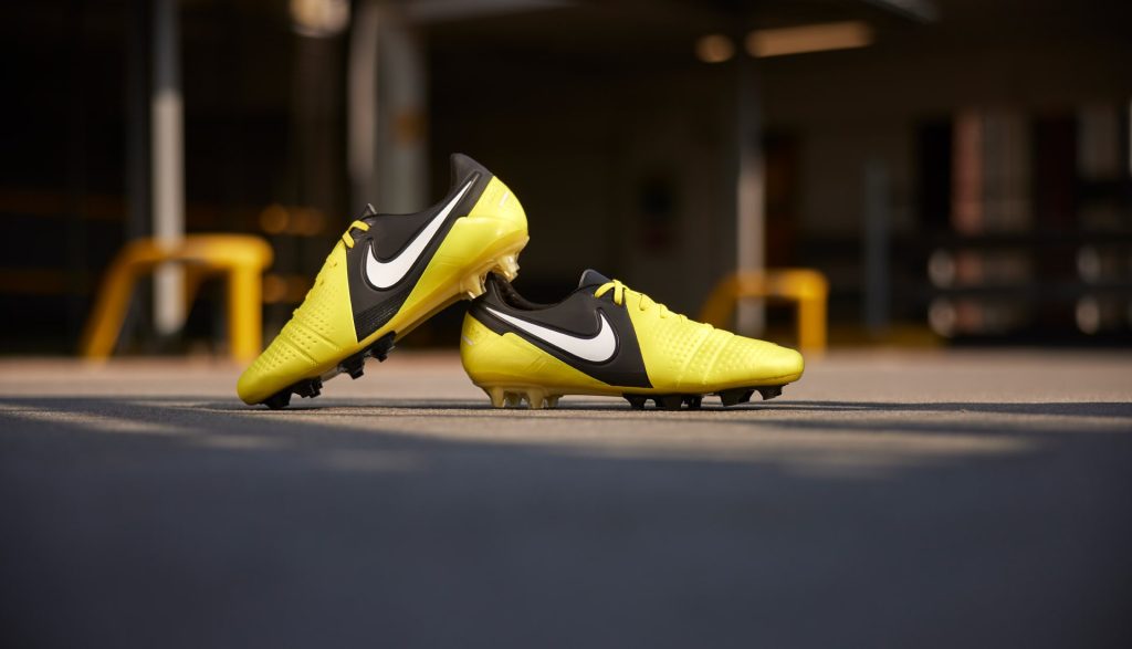 Paire de chaussures de football Nike CTR360 Maestri III jaunes et noires posées au sol