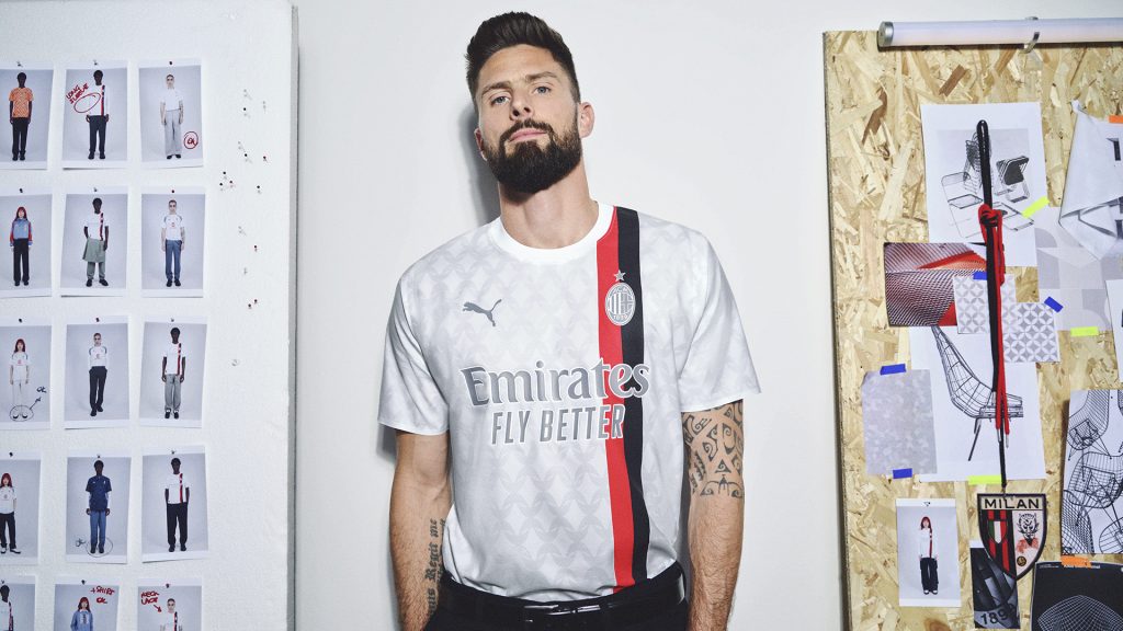 Joueur de l’AC Milan portant le maillot extérieur blanc 2023-2024 à bande rouge et noire