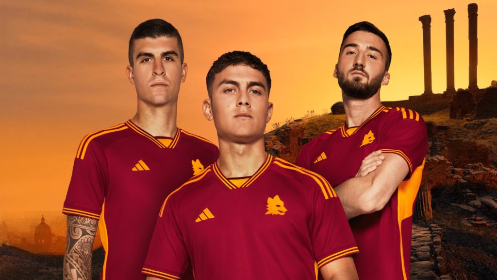Joueurs de l’AS Rome dans le maillot domicile rouge 2023-2024, au coucher du soleil