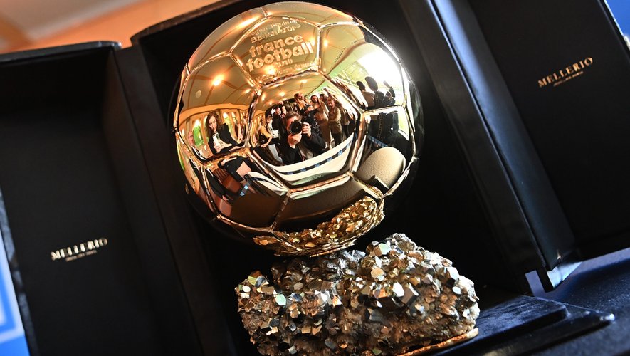 Trophée du Ballon d’or doré exposé sur un fond sombre