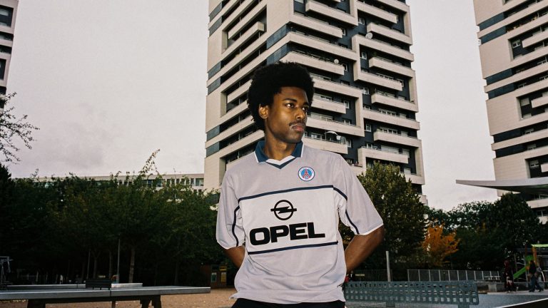 Le Paris Saint-Germain réédite le maillot Away 2000-2001 incarné par Nicolas Anelka