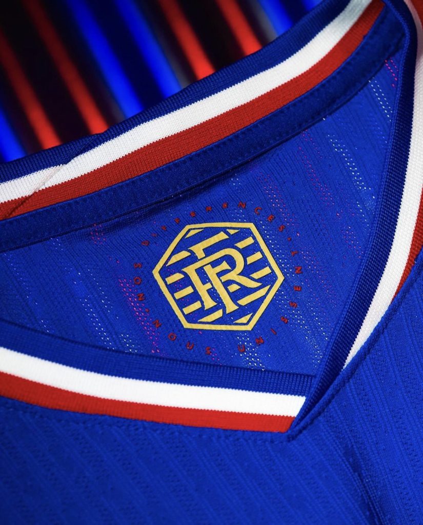 détail maillot equipe de france football 2024