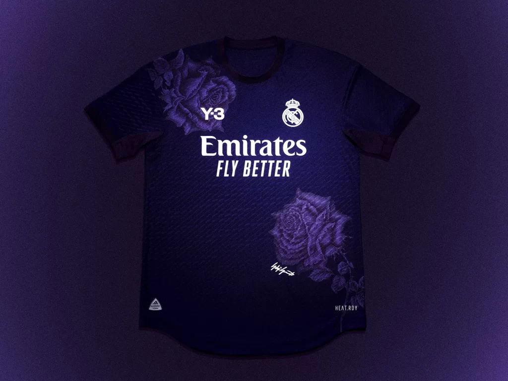 Maillot du Real Madrid signé Y-3, bleu nuit à motif floral violet, sponsor Emirates Fly Better