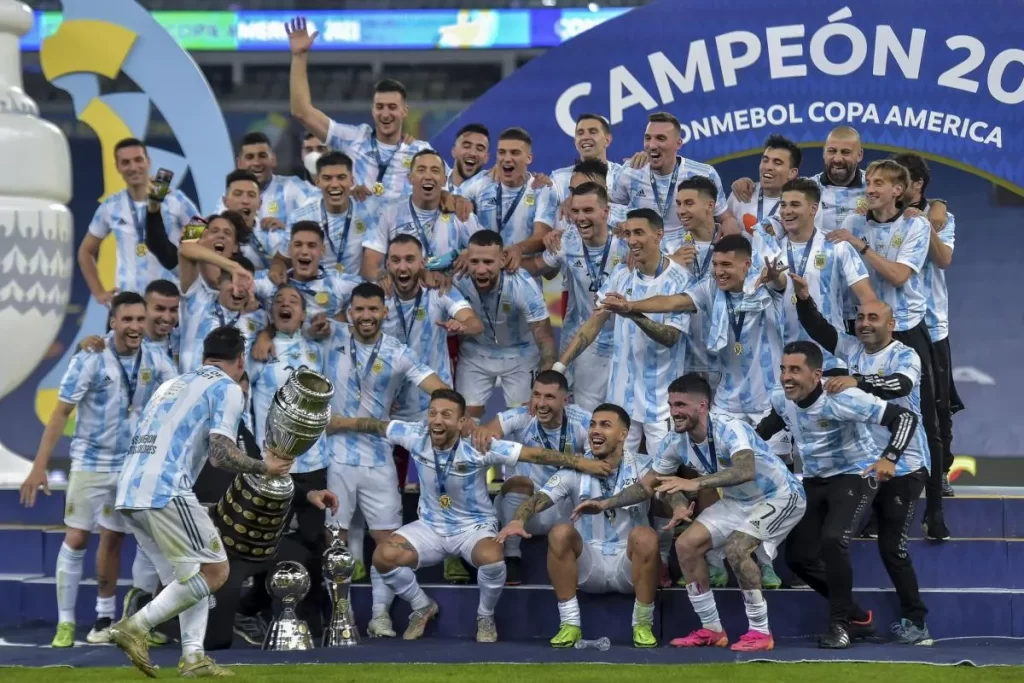 Joueurs de l’Argentine célébrant un titre sous une banderole « Campeón » de la Copa América