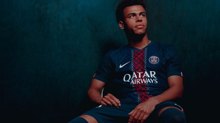 Un maillot taillé pour l’histoire : le PSG dévoile sa tunique Home 2025/26
