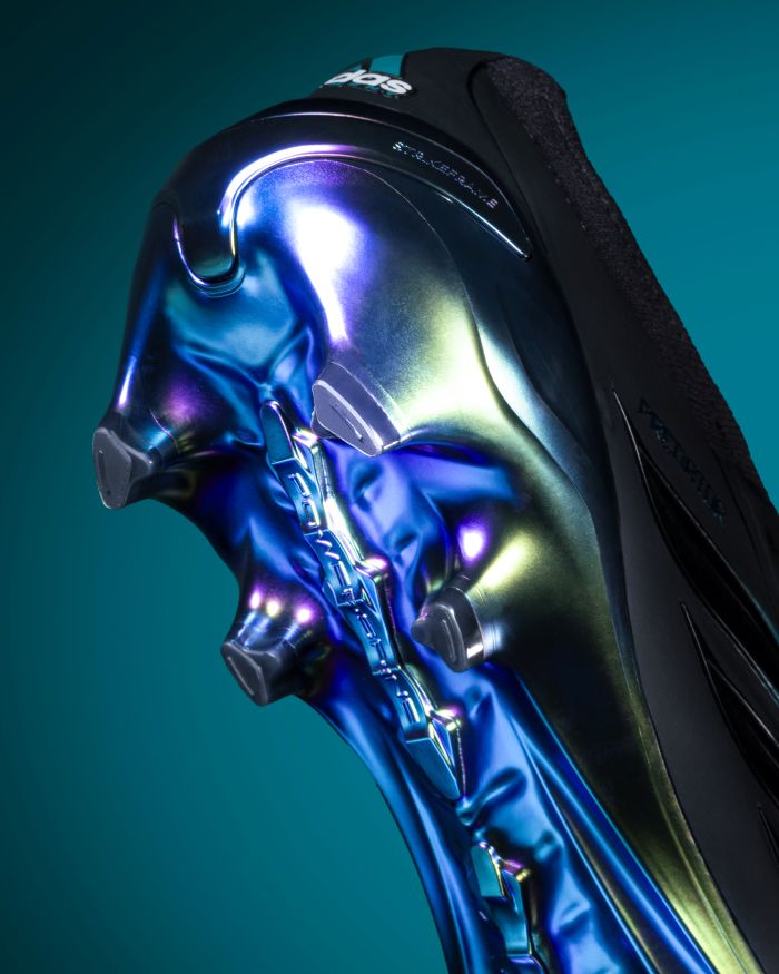 crampons adidas Predator EQT : Technologie POWERSPINE, une plaque intégrée sur toute la longueur de la semelle